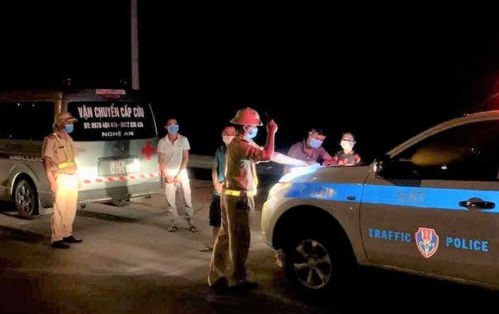 Xe cứu thương chở 3 người định vượt chốt kiểm dịch ở Nghệ An - 1