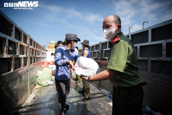 Ảnh: Chuyển miễn phí 350 tấn hàng của Bắc Kạn hỗ trợ các tỉnh miền Nam - 12