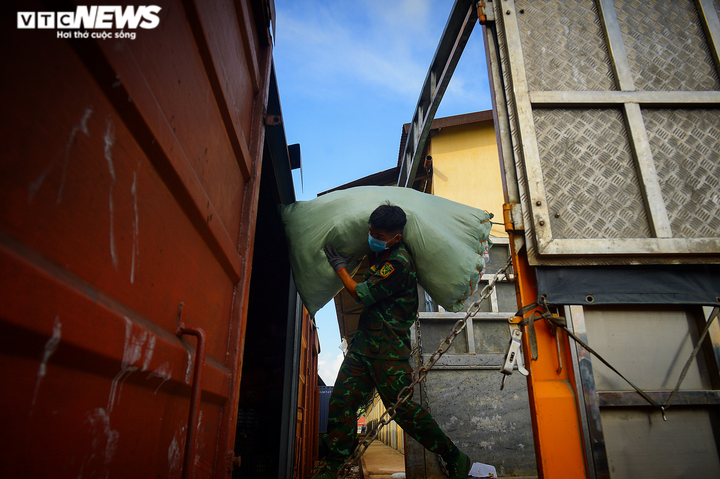 Ảnh: Chuyển miễn phí 350 tấn hàng của Bắc Kạn hỗ trợ các tỉnh miền Nam - 5