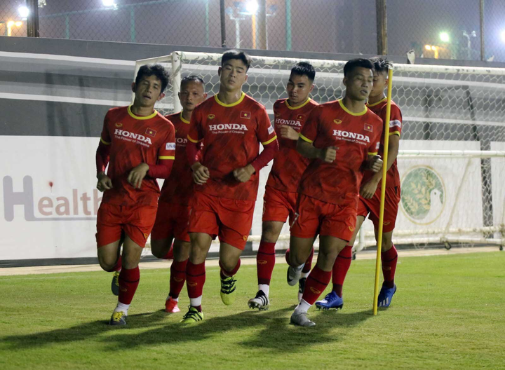 Ảnh: Tuyển Việt Nam làm quen với thời tiết nóng bức tại Ả Rập Xê Út - 4