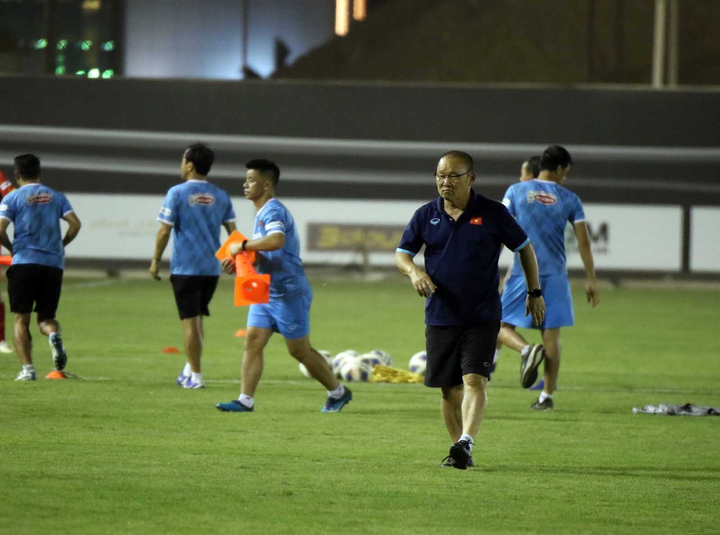 Ảnh: Tuyển Việt Nam làm quen với thời tiết nóng bức tại Ả Rập Xê Út - 5