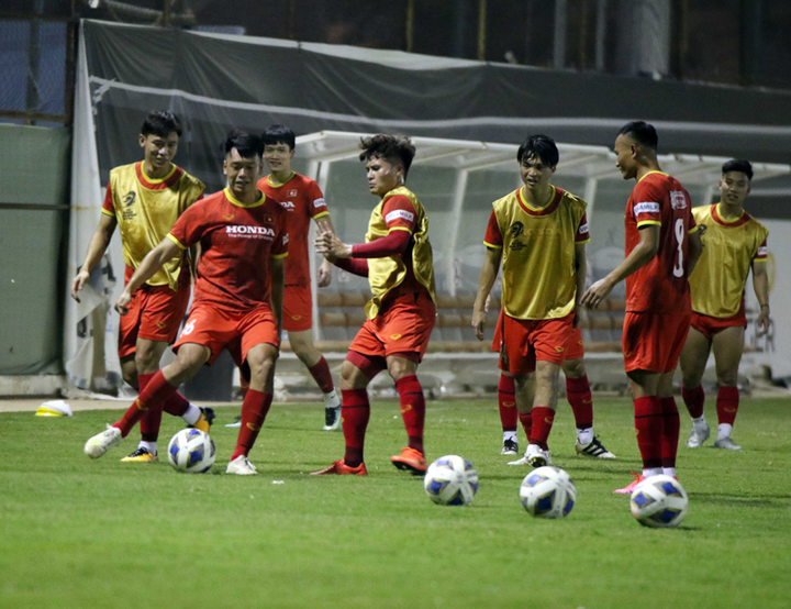 Ảnh: Tuyển Việt Nam làm quen với thời tiết nóng bức tại Ả Rập Xê Út - 3