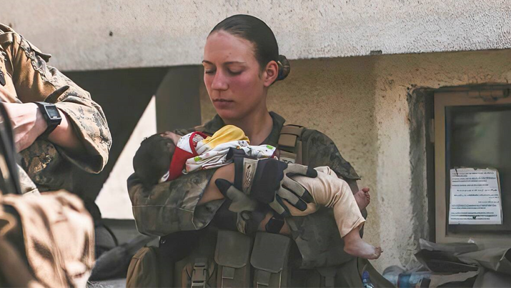 Khoảnh khắc cuối cùng của nữ binh sỹ Mỹ thiệt mạng trong vụ nổ ở Kabul - 1