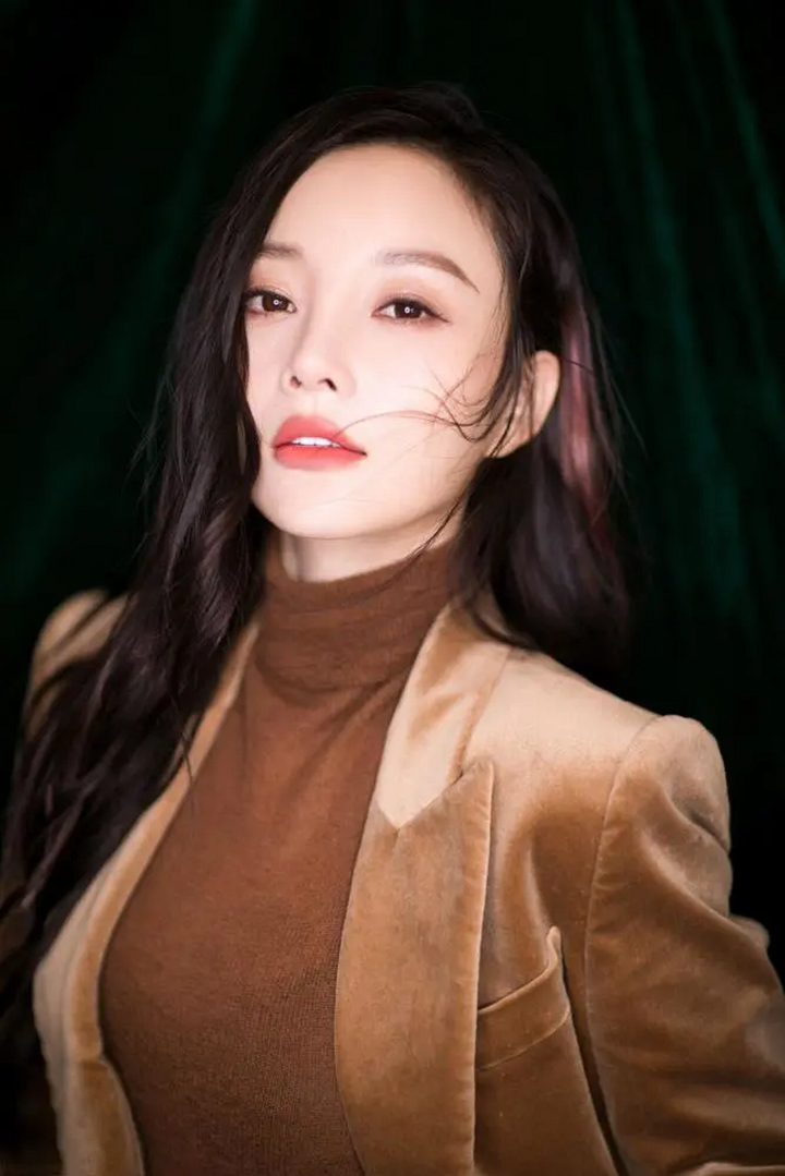 Mỹ nhân 'ngông cuồng' tự xưng là tiền bối của Châu Tấn dù kém 8 tuổi - 4