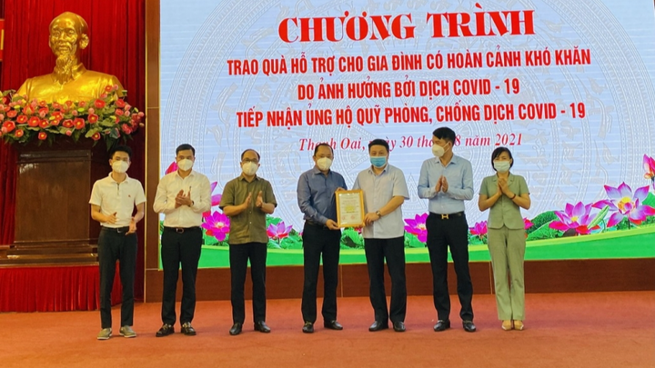 Những phần quà ấm áp gửi các hộ gia đình có hoàn cảnh khó khăn bởi COVID-19 - 4