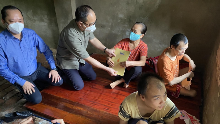 Những phần quà ấm áp gửi các hộ gia đình có hoàn cảnh khó khăn bởi COVID-19 - 5