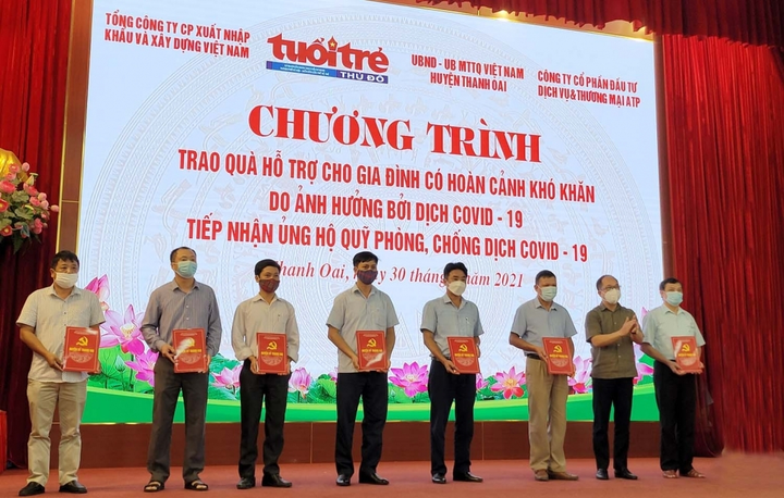 Những phần quà ấm áp gửi các hộ gia đình có hoàn cảnh khó khăn bởi COVID-19 - 8