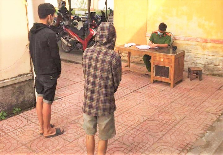 2 thanh niên chèo thuyền vượt sông trốn khỏi vùng cách ly y tế đi gặp bạn nhậu - 1