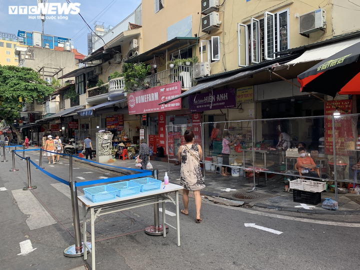 Hoạt động trở lại, chợ Hàng Bè in bảng lớn thay dán giấy chi chít để mời hàng - 12