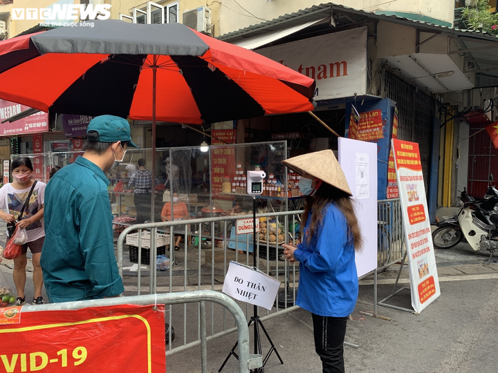 Hoạt động trở lại, chợ Hàng Bè in bảng lớn thay dán giấy chi chít để mời hàng - 5