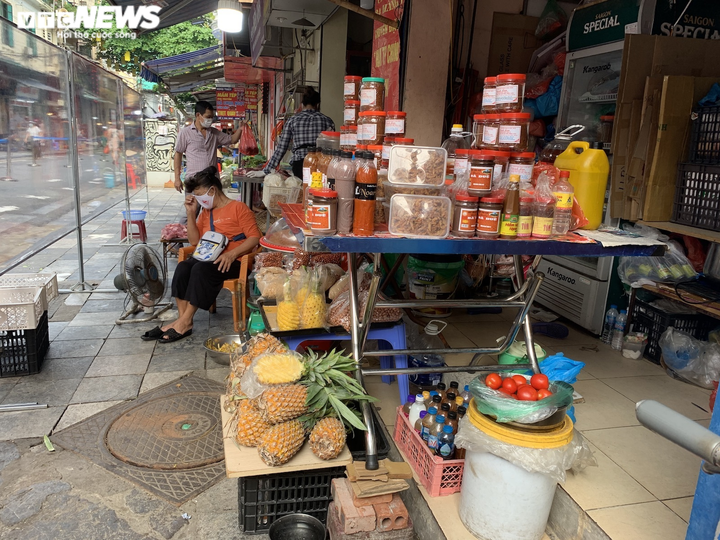 Hoạt động trở lại, chợ Hàng Bè in bảng lớn thay dán giấy chi chít để mời hàng - 4