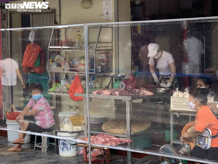 Hoạt động trở lại, chợ Hàng Bè in bảng lớn thay dán giấy chi chít để mời hàng - 2