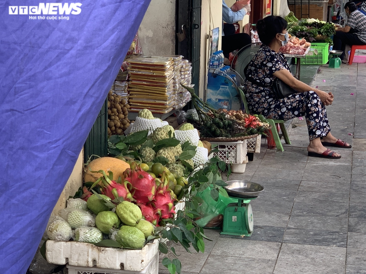 Hoạt động trở lại, chợ Hàng Bè in bảng lớn thay dán giấy chi chít để mời hàng - 13