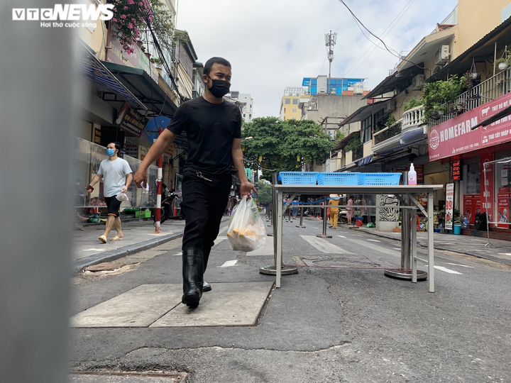 Hoạt động trở lại, chợ Hàng Bè in bảng lớn thay dán giấy chi chít để mời hàng - 11