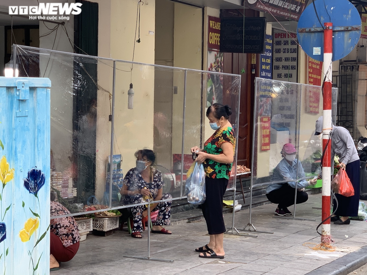 Hoạt động trở lại, chợ Hàng Bè in bảng lớn thay dán giấy chi chít để mời hàng - 3