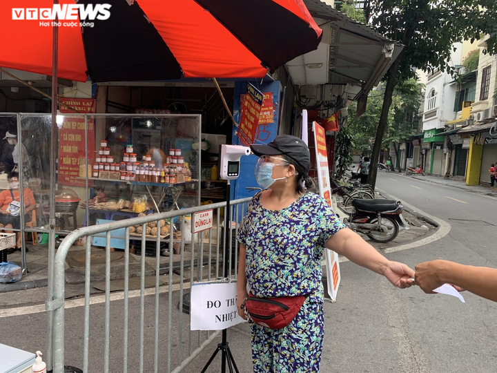 Hoạt động trở lại, chợ Hàng Bè in bảng lớn thay dán giấy chi chít để mời hàng - 7