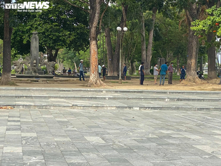 Ảnh: Nhịp sống vắng lặng lạ thường ở TP Huế những ngày chống dịch COVID-19 - 4