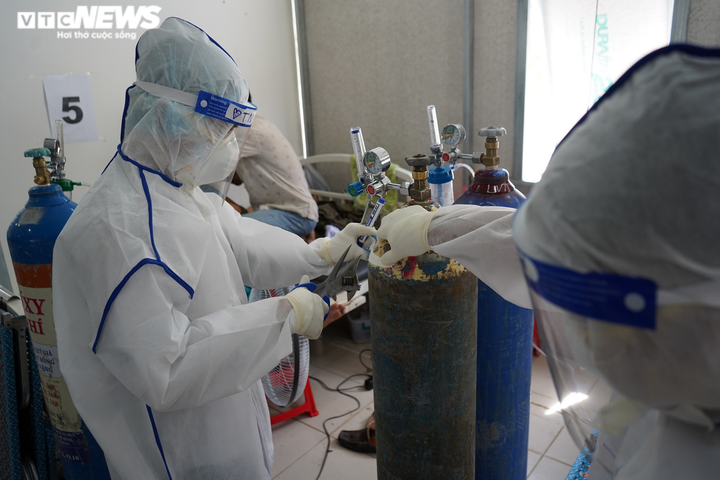 F0 khỏi bệnh ở lại cứu F0: 'Tôi mang ơn y bác sĩ đã cứu mình khỏi cửa tử' - 2