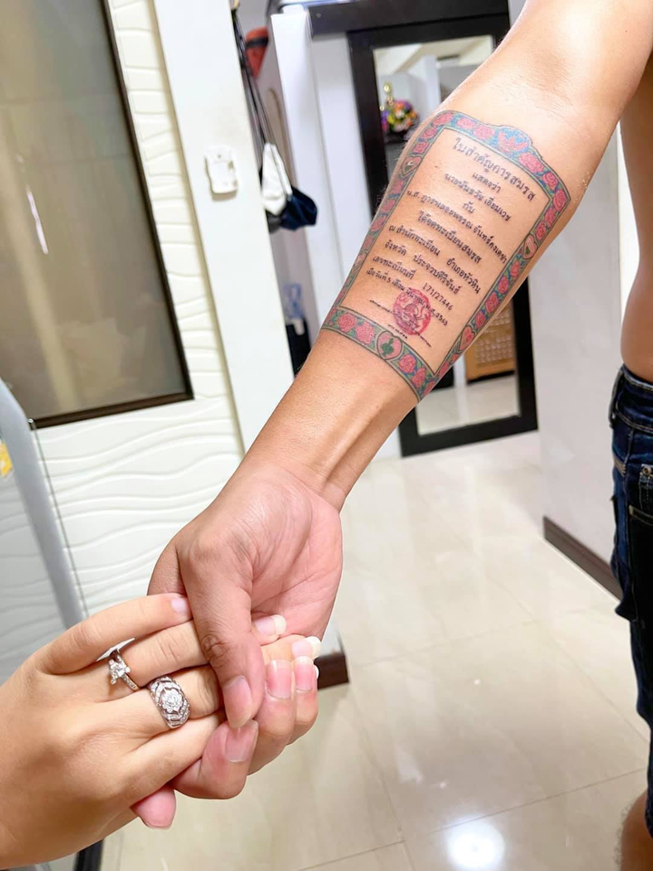 Thanh niên ‘cuồng vợ’ xăm giấy đăng ký kết hôn lên tay để ‘đánh dấu chủ quyền’ - 3