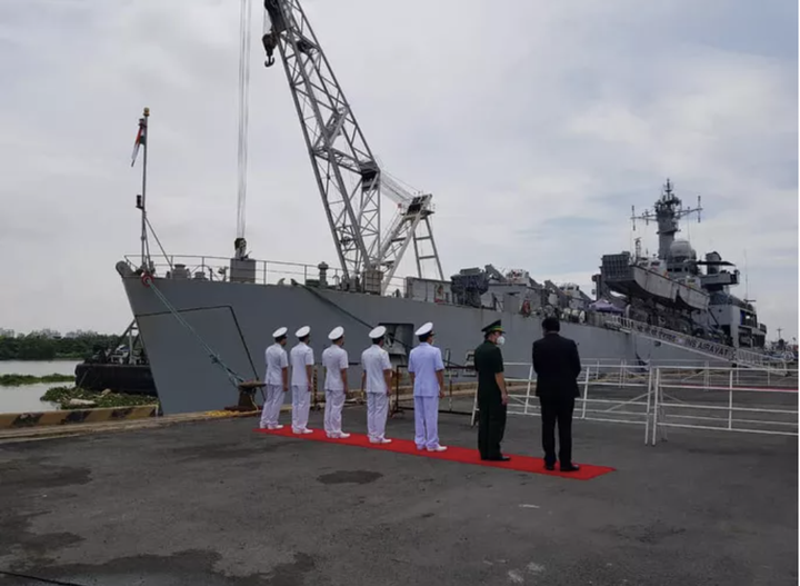 Tàu Hải quân Ấn Độ chở 300 máy tạo oxy và 100 tấn oxy y tế đến TP.HCM - 3