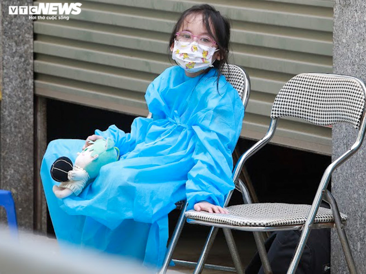 Ảnh: Trẻ ở ổ dịch lớn nhất Hà Nội theo cha mẹ đi cách ly trước ngày khai giảng - 7