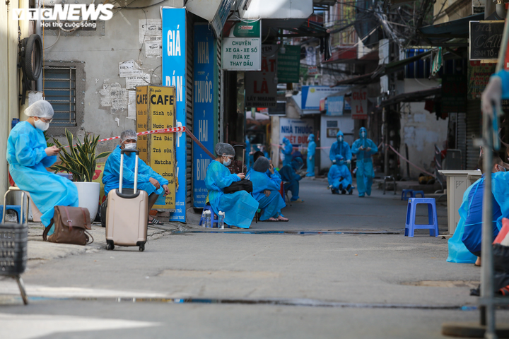 Ảnh: Trẻ ở ổ dịch lớn nhất Hà Nội theo cha mẹ đi cách ly trước ngày khai giảng - 3