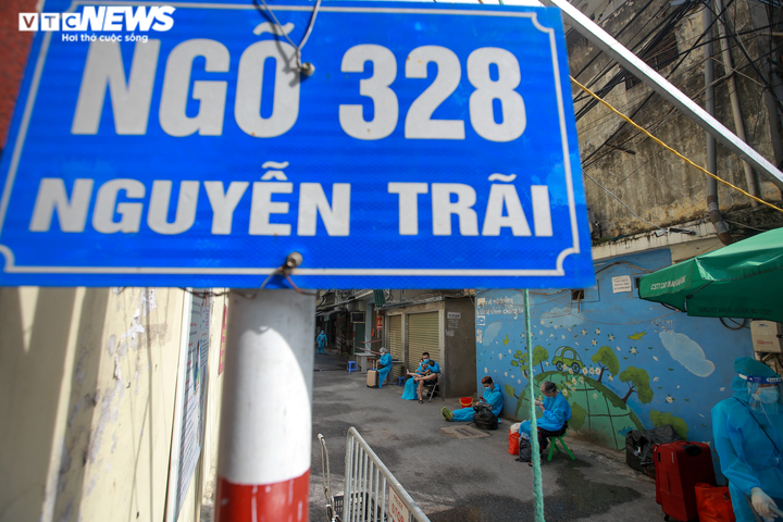 Ảnh: Trẻ ở ổ dịch lớn nhất Hà Nội theo cha mẹ đi cách ly trước ngày khai giảng - 2