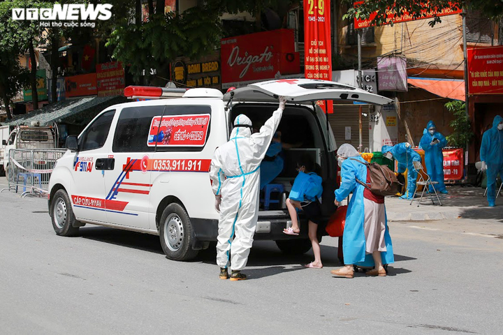 Ảnh: Trẻ ở ổ dịch lớn nhất Hà Nội theo cha mẹ đi cách ly trước ngày khai giảng - 11