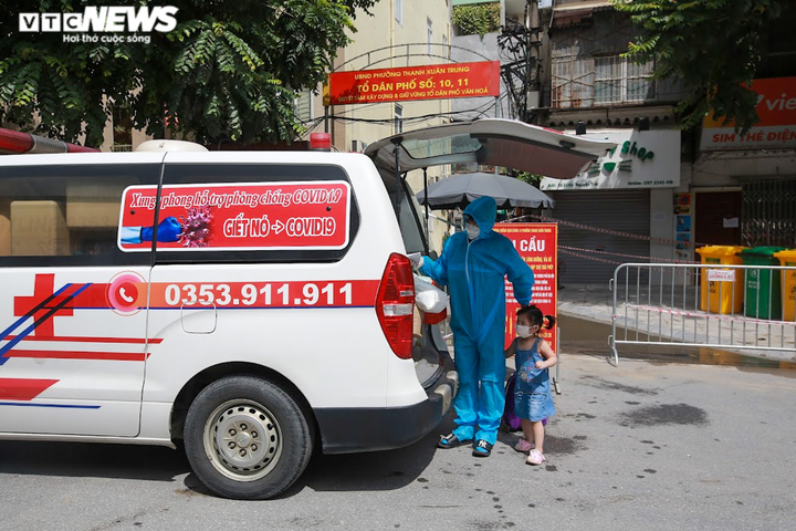 Ảnh: Trẻ ở ổ dịch lớn nhất Hà Nội theo cha mẹ đi cách ly trước ngày khai giảng - 10