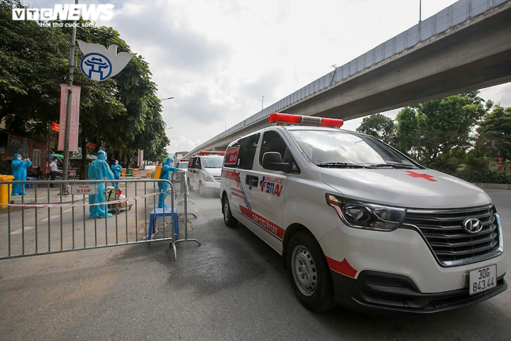 Ảnh: Trẻ ở ổ dịch lớn nhất Hà Nội theo cha mẹ đi cách ly trước ngày khai giảng - 1