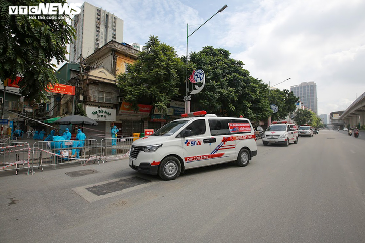 Ảnh: Trẻ ở ổ dịch lớn nhất Hà Nội theo cha mẹ đi cách ly trước ngày khai giảng - 8