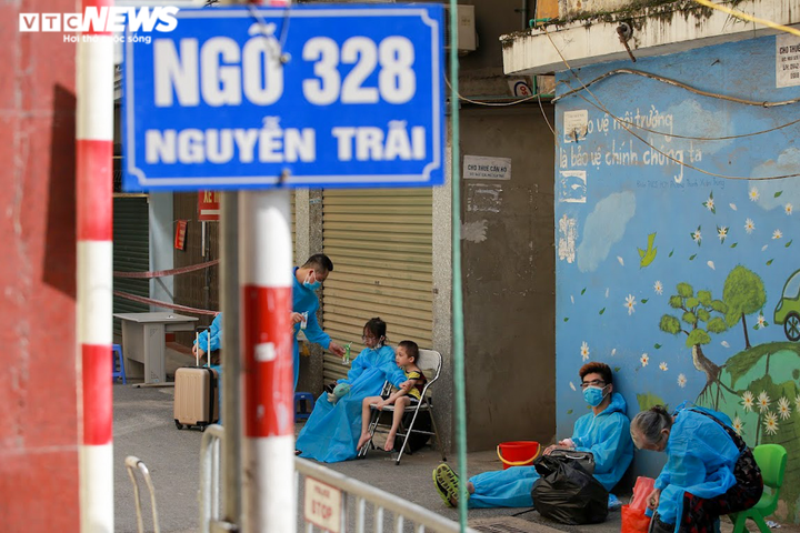 Ảnh: Trẻ ở ổ dịch lớn nhất Hà Nội theo cha mẹ đi cách ly trước ngày khai giảng - 4