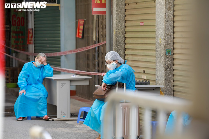 Ảnh: Trẻ ở ổ dịch lớn nhất Hà Nội theo cha mẹ đi cách ly trước ngày khai giảng - 5