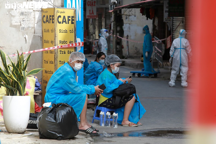 Ảnh: Trẻ ở ổ dịch lớn nhất Hà Nội theo cha mẹ đi cách ly trước ngày khai giảng - 6