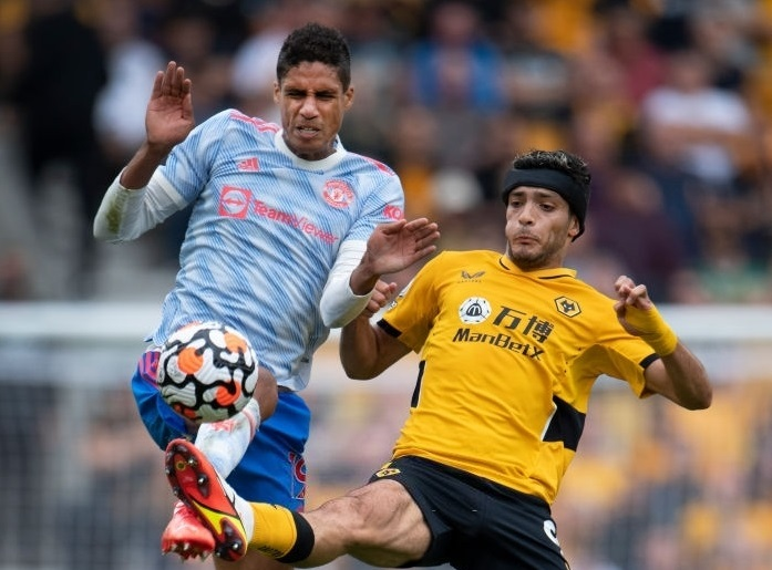 Varane ra mắt ngoạn mục, HLV Solskjaer khen ngợi đẳng cấp - 1