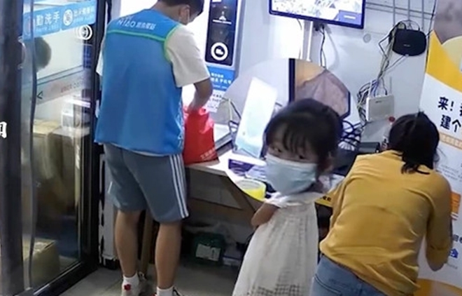 Dân mạng bật cười với cách phi tang vở bài tập 'siêu quái' của bé gái - 1