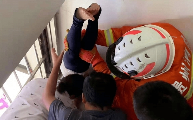 Giải cứu bé gái, cảnh sát sợ hết hồn bởi cảnh tượng hệt phim kinh dị - 2