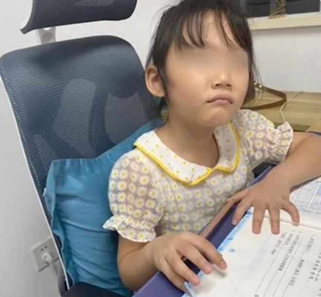 Dân mạng bật cười với cách phi tang vở bài tập 'siêu quái' của bé gái - 2