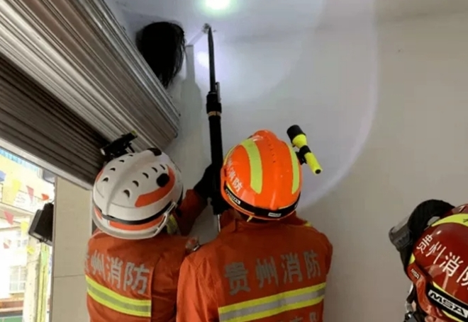 Giải cứu bé gái, cảnh sát sợ hết hồn bởi cảnh tượng hệt phim kinh dị - 3