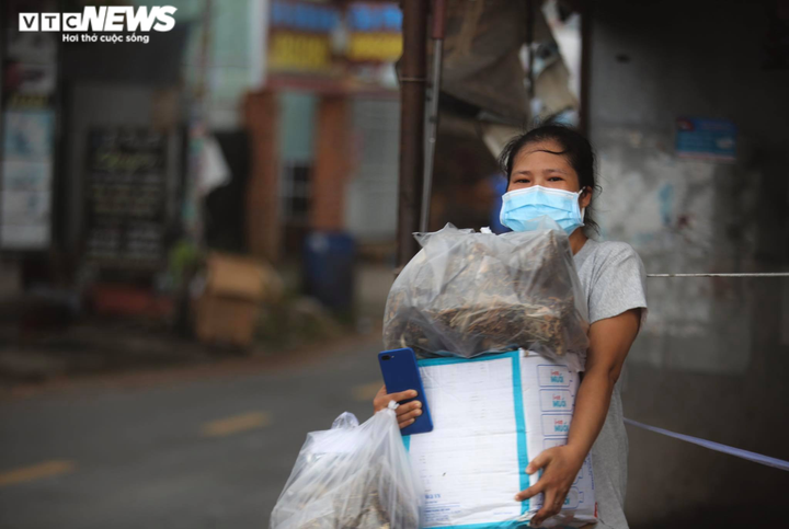 Nhiều ‘xóm trọ F0’ ở Bình Dương đang cần lắm những tấm lòng - 6