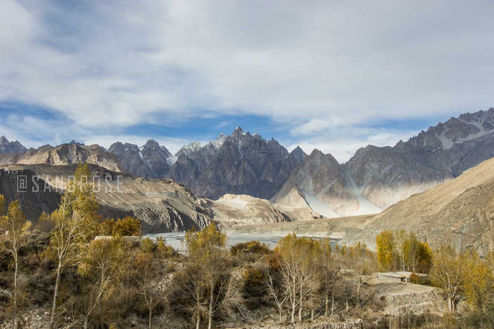 Cảnh hùng vĩ đến ‘nghẹt thở’ tại cây cầu treo nguy hiểm nhất thế giới - 8