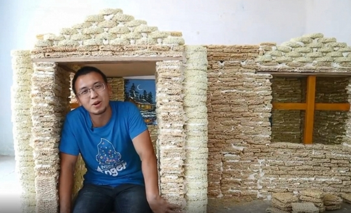 Thanh niên lấy 2.000 gói mì xây thành ngôi nhà 'siêu to khổng lồ' cho con chơi - 5