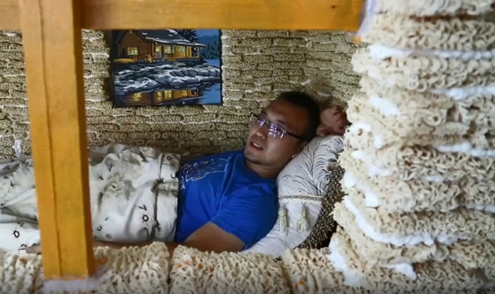 Thanh niên lấy 2.000 gói mì xây thành ngôi nhà 'siêu to khổng lồ' cho con chơi - 4