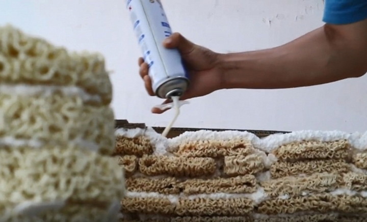 Thanh niên lấy 2.000 gói mì xây thành ngôi nhà 'siêu to khổng lồ' cho con chơi - 3