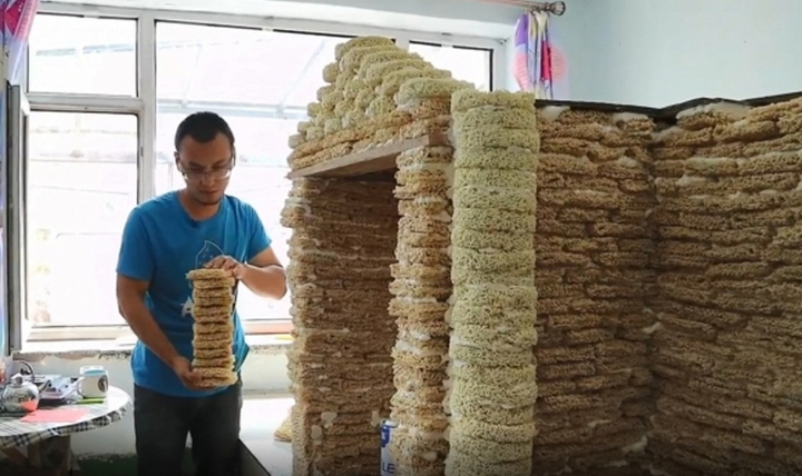 Thanh niên lấy 2.000 gói mì xây thành ngôi nhà 'siêu to khổng lồ' cho con chơi - 1