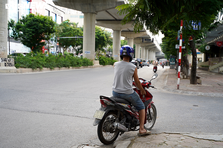 Ảnh: Tổ 'cơ động mạnh' đón lõng, bắt hàng loạt xe quay đầu né chốt ở Hà Nội - 2