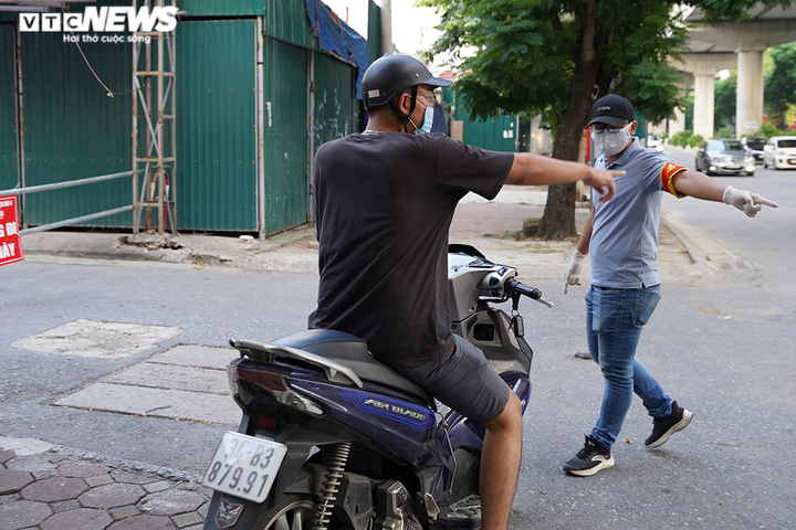 Ảnh: Tổ 'cơ động mạnh' đón lõng, bắt hàng loạt xe quay đầu né chốt ở Hà Nội - 4