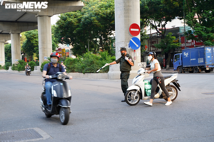 Ảnh: Tổ 'cơ động mạnh' đón lõng, bắt hàng loạt xe quay đầu né chốt ở Hà Nội - 7