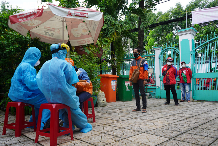 Ảnh: Shipper TP.HCM xếp hàng dài chờ xét nghiệm COVID-19 để lấy giấy thông hành - 11