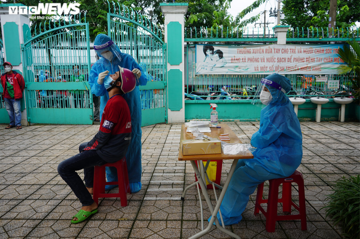 Ảnh: Shipper TP.HCM xếp hàng dài chờ xét nghiệm COVID-19 để lấy giấy thông hành - 12